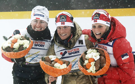 Justyna Kowalczyk (POL), Siegerin Marit Bjoergen (NOR) und die drittplazierte Therese Johaug (NOR)