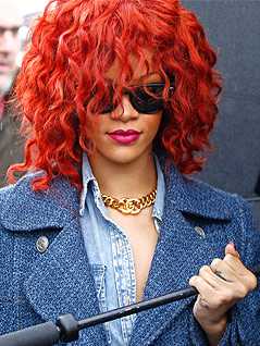 R&B-Sängerin Rihanna mit Sonnenbrille und Regenschirm