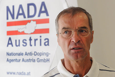 NADA-Geschäftsführer Andi Schwab vor einem NADA-Schriftzug