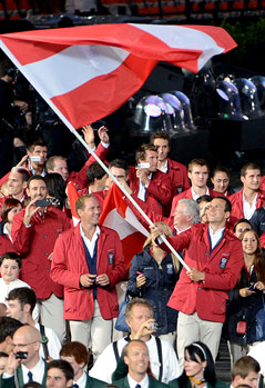 Markus Rogan als Fahnenträger bei der Eröffnung der Olympischen Spiele 2012 in London