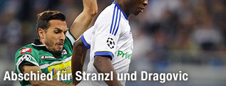 Dynamo Kiev's Ideye Brown im Zweikampf mit Martin Stranzl (Borussia Mönchengladback)
