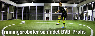 Mustafa Amini (Borussia Dortmund) trainiert mit dem "Footbonaut"
