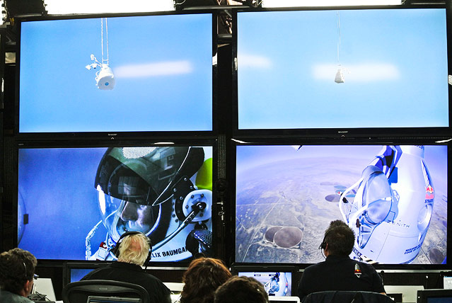 Felix Baumgartner auf einem Bildschirm im "Mission Control" Zentrum