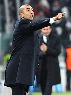 Chelsea-Trainer Roberto Di Matteo gestikuliert am Spielfeldrand