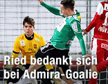 Rene Gartler (Ried) und Admira-Goalie Andreas Leitner