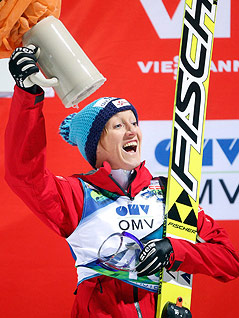 Skispringerin Daniela Iraschko jubelt am Podest