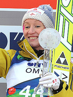 Daniela Iraschko mit Pokal