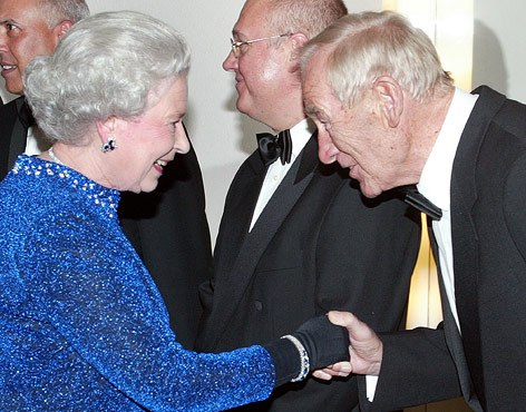 Queen Elizabeth II. begrüßt Fußballlegende Bert Trautmann