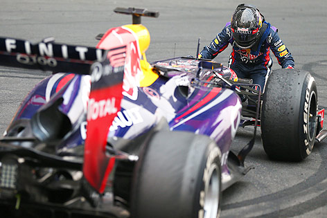 Kniefall von Sebastian Vettel vor seinem Boliden
