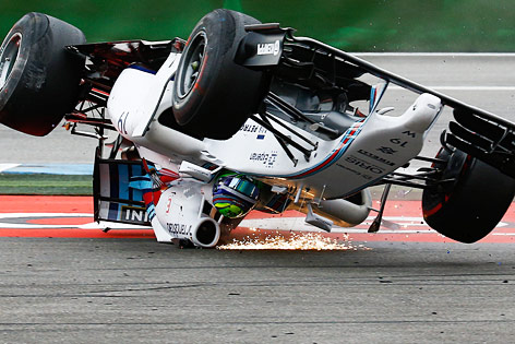 Felipe Massa schlittert verkehrt mit seinem Wagen
