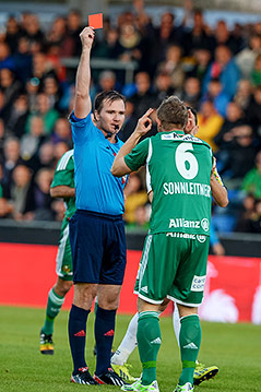 Schiedsrichter Dieter Muckenhammer zeigt Mario Sonnleitner (Rapid) die Rote Karte