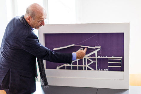 Architekt Albert Wimmer bei einem Modell des möglichen Umbaus