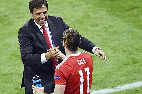Wales-Coach Chris Coleman gratuliert Gareth Bale