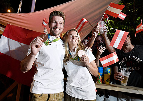 Die Olympia-Bronzemedaillen-Gewinner im Segeln Thomas Zajac und Tanja Frank bei der Medaillenfeier im Österreich-Haus in Rio de Janeiro