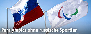 Russische Flagge und die Fahne des Internationalen Paralympischen Kommitees